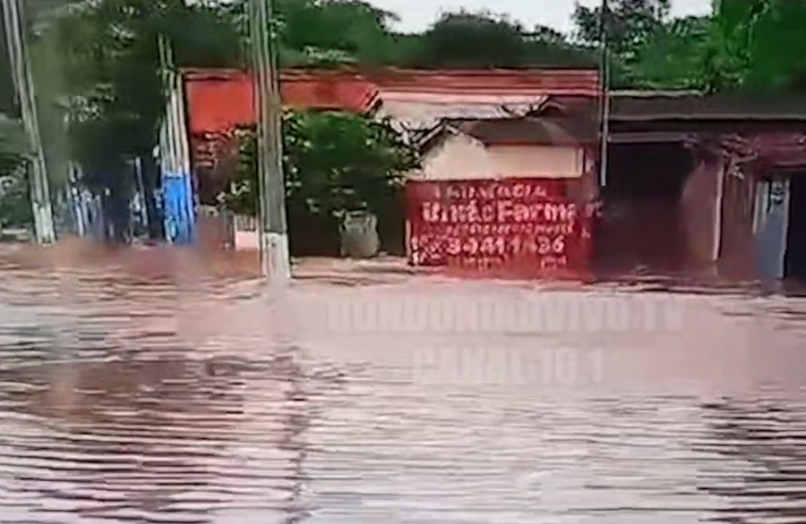 TEMPORAL: Parte da cidade de Cacoal está alagada devido a fortes chuvas