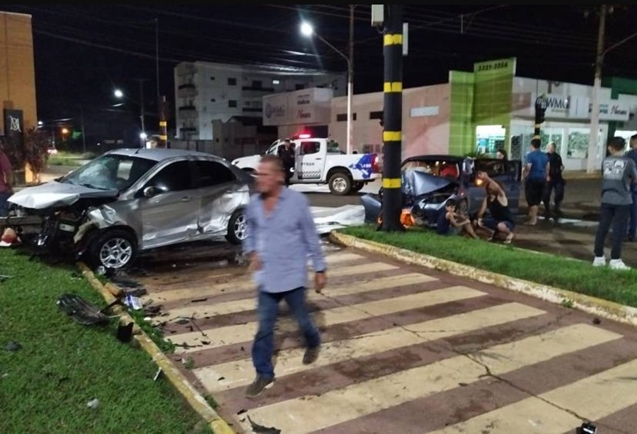 BATIDA: Carros colidem violentamente em semáforo