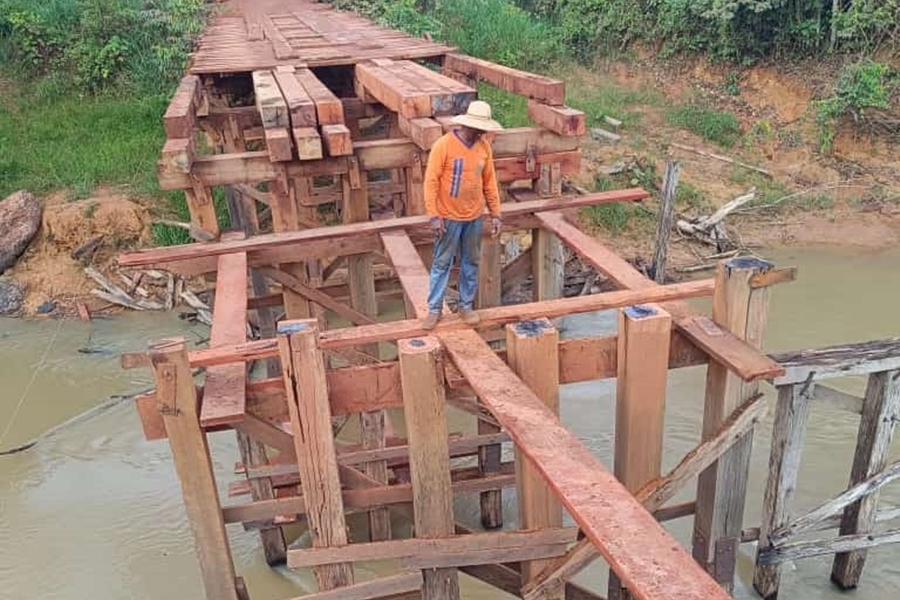 UNIÃO BANDEIRANTES: Prefeitura faz parceria e trabalha na recuperação de ponte de madeira