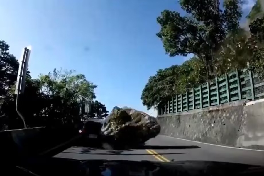 VÍDEO: Rochas do tamanho de carros desabam em veículos em Taiwan 
