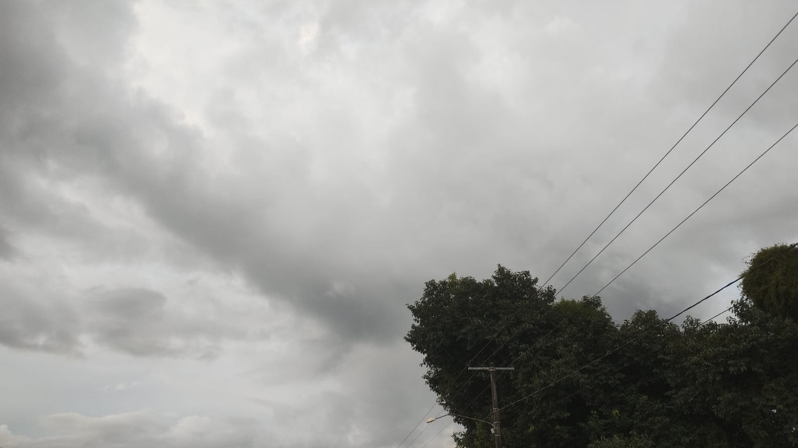 TUDO CINZA: Sextou (12) de céu nublado e chuvas em RO, inclusive em Teixeirópolis
