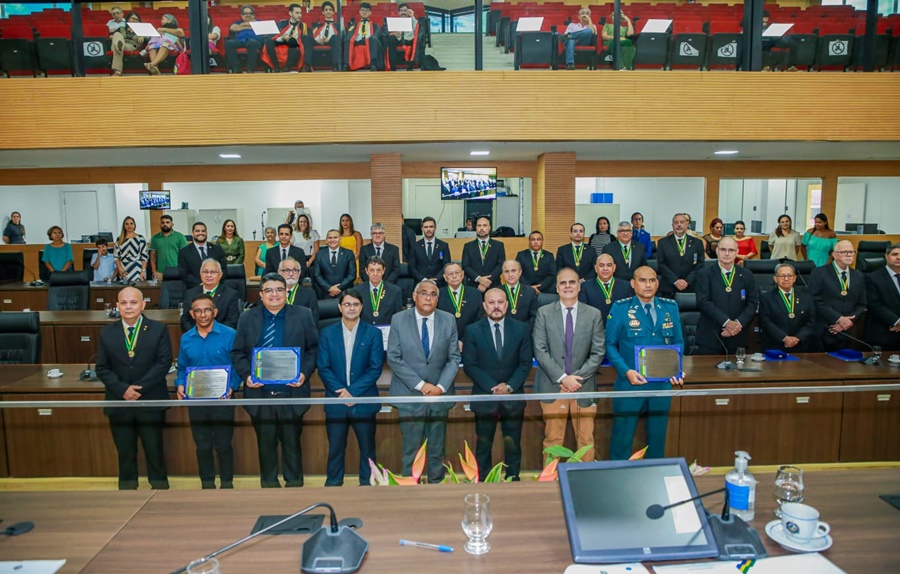 HONRARIAS: Deputado Alan Queiroz entrega medalhas de Mérito Legislativo