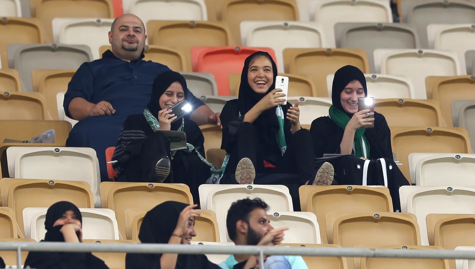 AVANÇO: Arábia Saudita tem primeiro jogo de futebol com mulheres nas arquibancadas