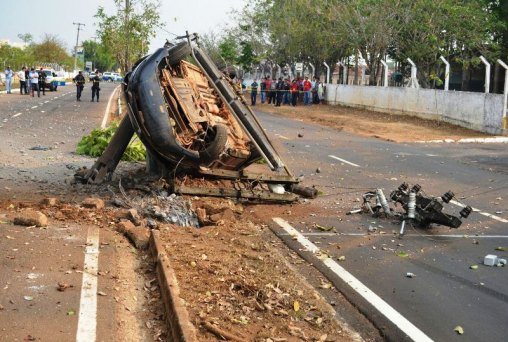 Suspeito foge do HB rouba carros e vai preso após bater em poste