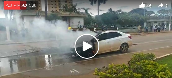 VÍDEOS: Carro é destruído pelo fogo na Avenida Jorge Teixeira após trocar bateria