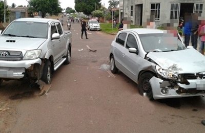 Motorista invade preferencial e causa acidente com danos