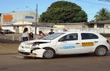 CENA DA CIDADE – Veículo avança preferencial e provoca acidente no centro da Capital - Fotos