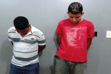 Polícia prende dupla acusada de vender drogas
