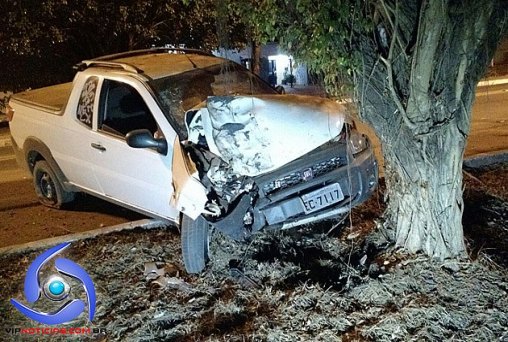 Motorista perde o controle e bate violentamente em arvore