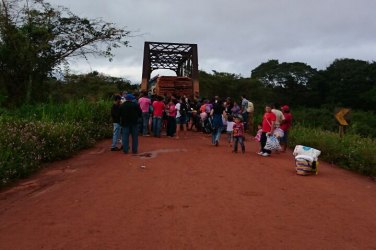 Colisão  na Ponte do Araras impede trânsito na BR-425