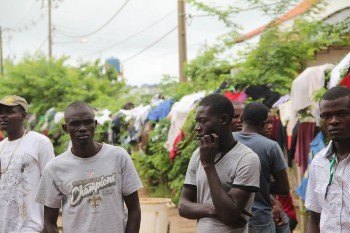 População de Brasiléia quer solução para imigrantes na fronteira