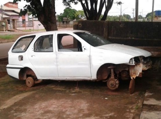 Carro tem as quatro rodas furtadas enquanto estava estacionado