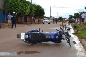 Motociclista fica ferido ao colidir com carro em cruzamento