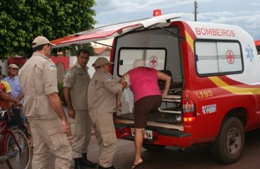 PIMENTA BUENO - Mulher de 55 anos não observa ao atravessar Avenida e é atingida por carro