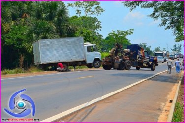 Motorista perde controle da direção e tomba caminhão na BR-364