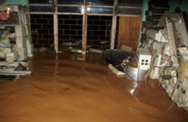 ALAGADOS – Forte chuva deixa moradores do bairro Igarapé revoltados com as alagações e culpam prefeitura da capital – Fotos e vídeo