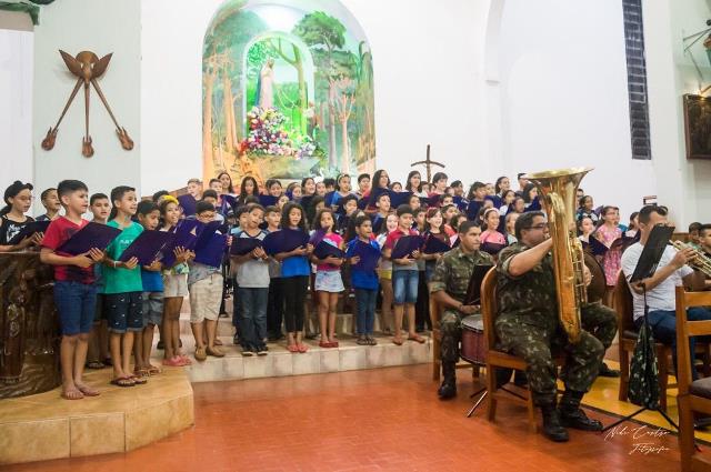 DE GRAÇA: Musical do exército atende crianças e adolescentes em situação vulnerável