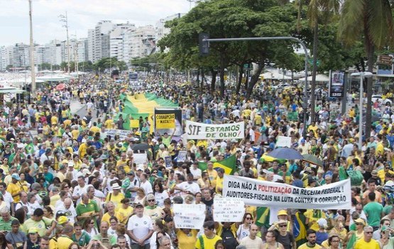 PROTESTO - Brasileiros se manifestam a favor da Lava Jato em todo o país