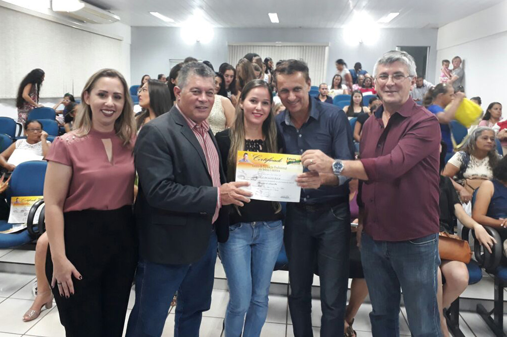 Deputado Edson Martins participa de encerramento de cursos profissionalizantes