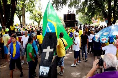 Centenas de manifestantes se concentram no centro da capital para protestar contra corrupção 