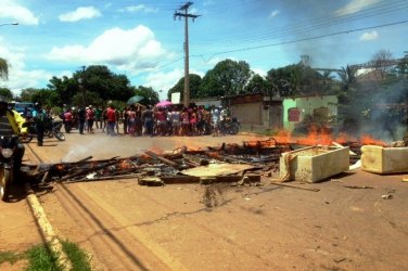 Moradores indignados bloqueiam BR 319 na cabeceira da ponte 