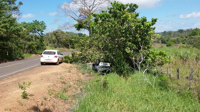 Motorista perde controle e capota veículo 