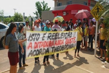 Com colheres e panelas grevistas vão para frente de órgãos públicos reivindicarem melhorias