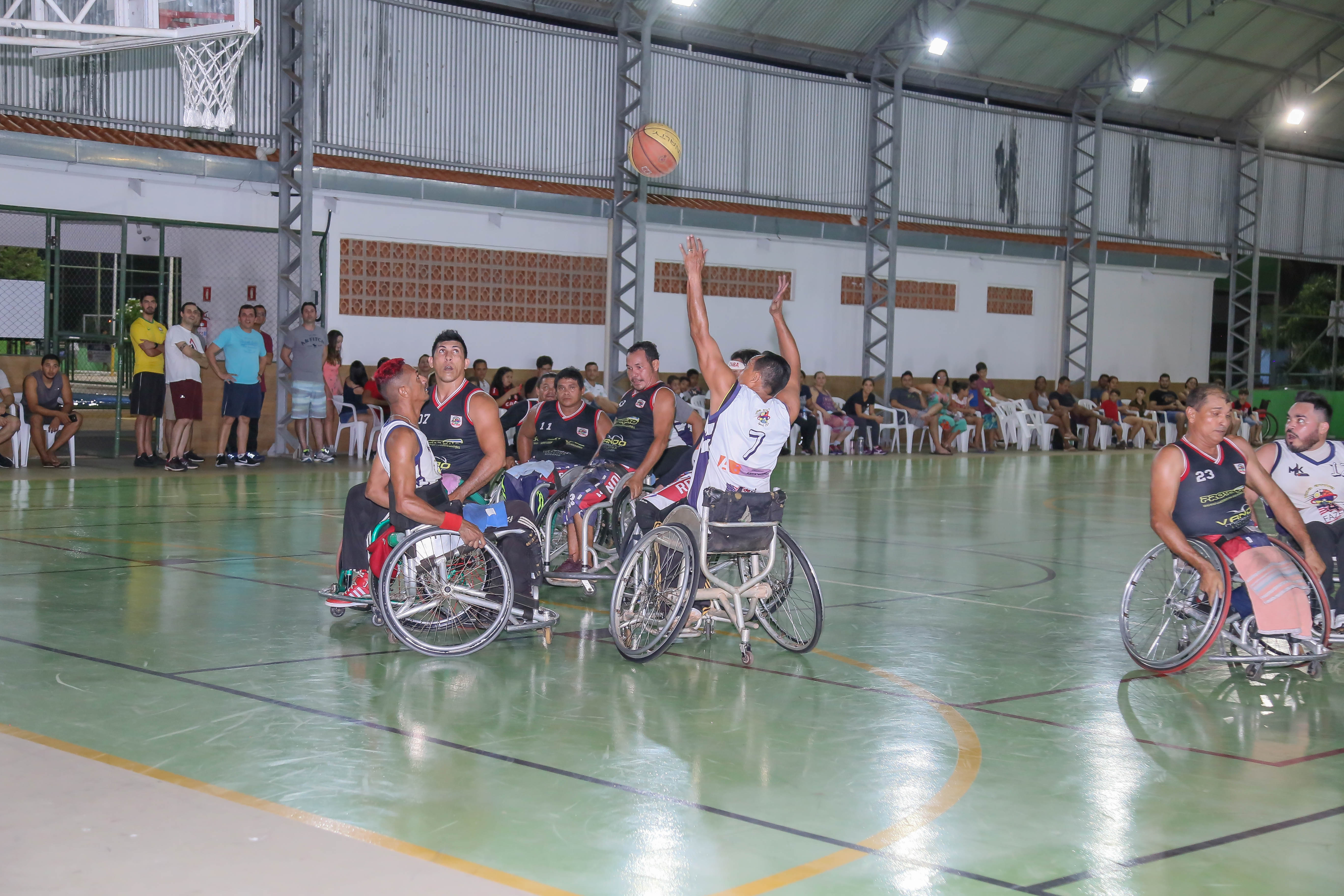 PARATLETAS: Basquete em cadeiras de rodas da show em Nova Mutum Paraná