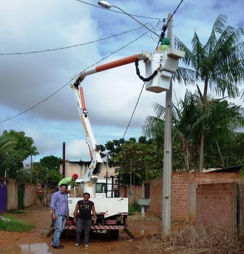 Serviço de iluminação pública é realizado à pedido de Marcio do SITETUPERON