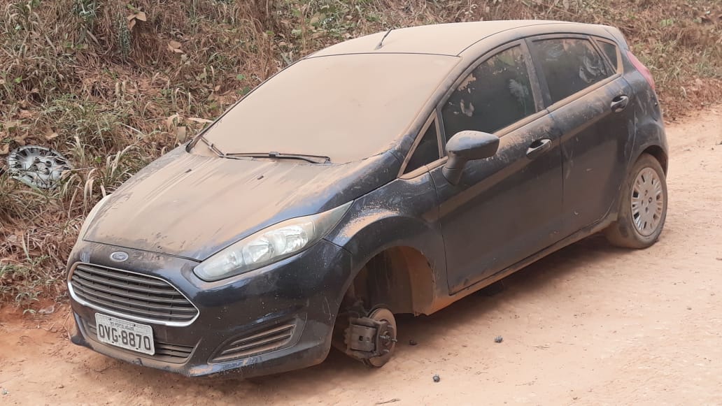 SEM RESTRIÇÃO: Veículo abandonado é depenado na estrada dos Japoneses em Porto Velho