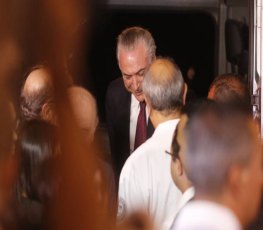 Temer visita Lula e é hostilizado em hospital