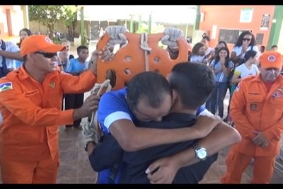 Bombeiros ajudam pai tetraplégico abraçar o filho em pé - VÍDEO
