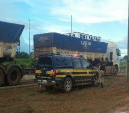 PRF autua  carretas com mais de 20 mil quilos de peso em excesso