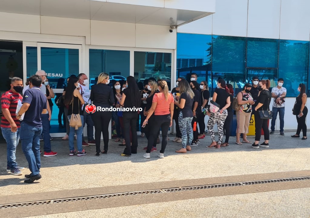 COBRAM DIREITOS: Profissionais fazem protesto em frente a Sesau após exoneração em massa