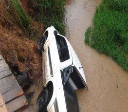 Motorista perde controle de veículo e cai dentro de igarapé