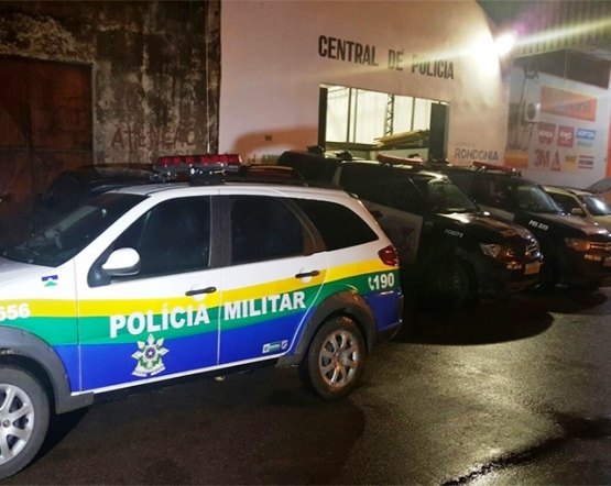 Policial é preso acusado de espancar e algemar menor amigo de sua filha