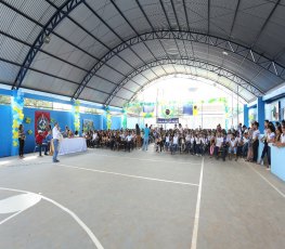 Deputado Aélcio da TV inaugura cobertura da quadra na Escola Mariana