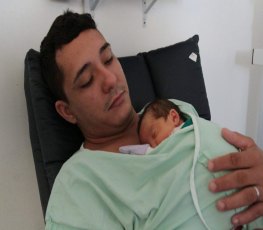 Pais acompanham evolução de bebês prematuros utilizando Método Canguru