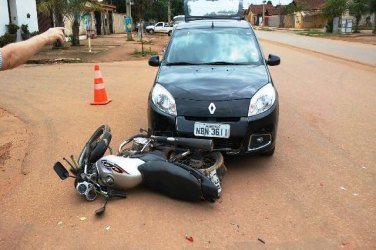 Colisão entre carro e moto  deixa criança de colo ferida