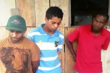 Polícia prende foragidos em casebre e recupera motos roubadas após denúncia anônima