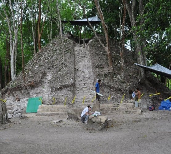 Arqueólogos descobrem raro templo maia de quase 2 mil anos