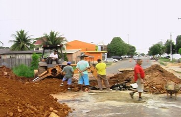 Denúncia de moradores faz com que SEMOB repare cratera sinalizada com ferro velho – Confira vídeo