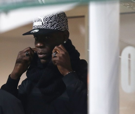 Chamado de macaco em jogo, Balotelli pergunta se racismo é legal na França