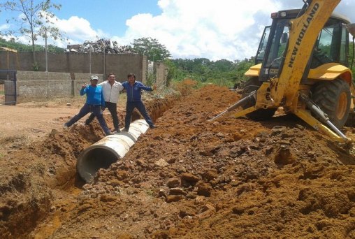 Secretaria de obras do município realiza construção de bueiro no setor oito