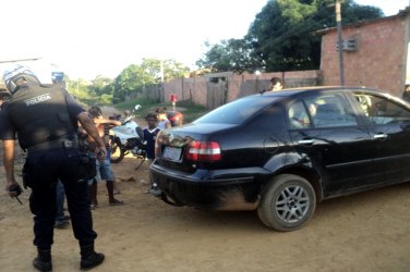 Acusado de roubo é baleado em troca de tiros com a polícia