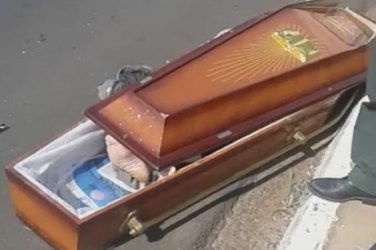 Caixão é arremessado para fora de carro funerário após acidente - VíDEO