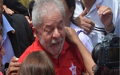 Bolsa vira após pedido de prisão de Lula e fecha no maior nível em 7 meses