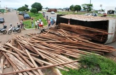 VILHENA – Carreta tomba no Centro da cidade 