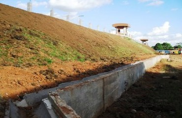 VILA FERROVIÁRIA - Obra de alargamento da avenida Farqhuar pode ceder, afirma moradora - Fotos e vídeo