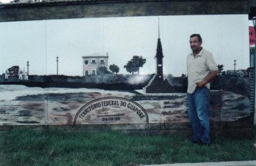 DESRESPEITO – Obra de arte na praça Getúlio Vargas é dilapidada com propaganda de empresas 